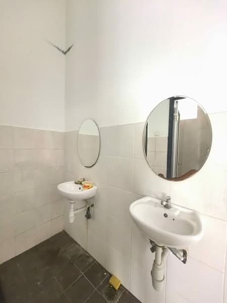 Shop / Office for Rent in Bandar Botanic (Klang) - Vivan Tan - Bathroom - PropertyGuru.com.my