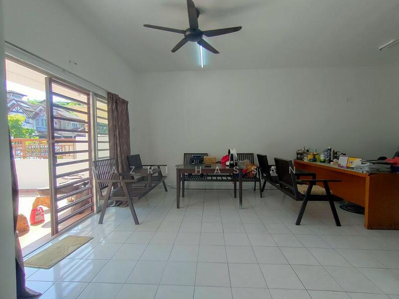2-storey Terraced House for Sale in U16, Taman Bukit Subang (Shah Alam) - Nazri Hassan - Living Room - PropertyGuru.com.my