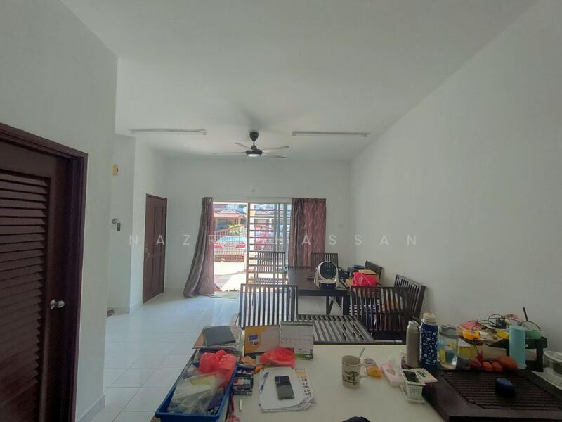 2-storey Terraced House for Sale in U16, Taman Bukit Subang (Shah Alam) - Nazri Hassan - Living Room - PropertyGuru.com.my