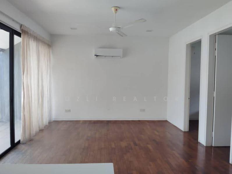 3-storey Terraced House for Sale in Seri Kembangan (Selangor) - Fadzli Realtor - Living Room - PropertyGuru.com.my