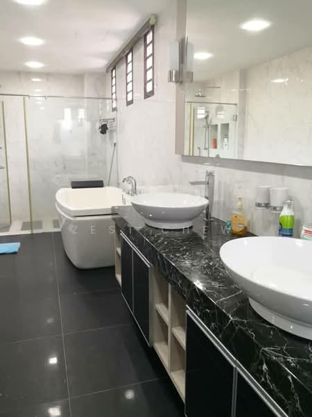 Semi-Detached House for Sale in Taman Pelangi (Johor Bahru) - Zest Chew - Bathroom - PropertyGuru.com.my