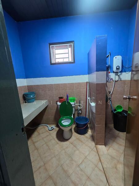 2-storey Terraced House for Sale in Taman Gaya (Ulu Tiram) - Daniel Yong - Bathroom - PropertyGuru.com.my