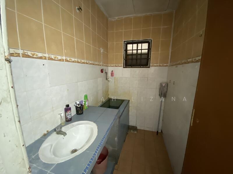 2-storey Terraced House for Sale in Seksyen 27 (Shah Alam) - Syarifah Lizana - Bathroom - PropertyGuru.com.my