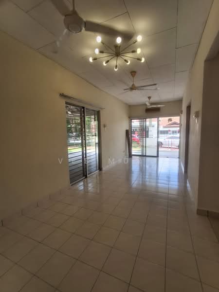 1-storey Terraced House for Sale in Bandar Putra Permai (Seri Kembangan) - Vee Muru - Living Room - PropertyGuru.com.my