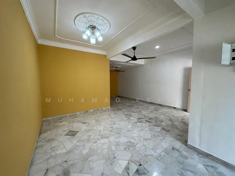 Taman Kluang Barat untuk Untuk Dijual - RM 338,000, Feb 2026 - Living Room - PropertyGuru.com.my