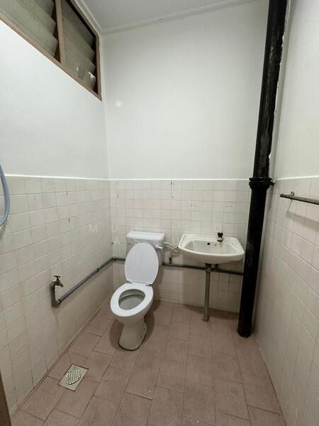 Taman Kluang Barat untuk Untuk Dijual - RM 338,000, Feb 2026 - Bathroom - PropertyGuru.com.my