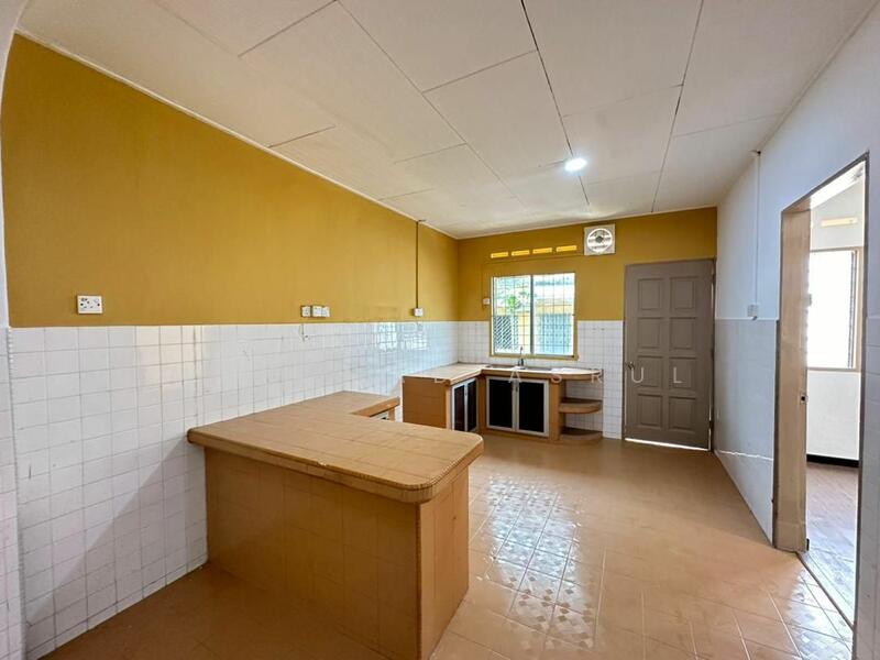 Taman Kluang Barat untuk Untuk Dijual - RM 338,000, Feb 2026 - Kitchen - PropertyGuru.com.my