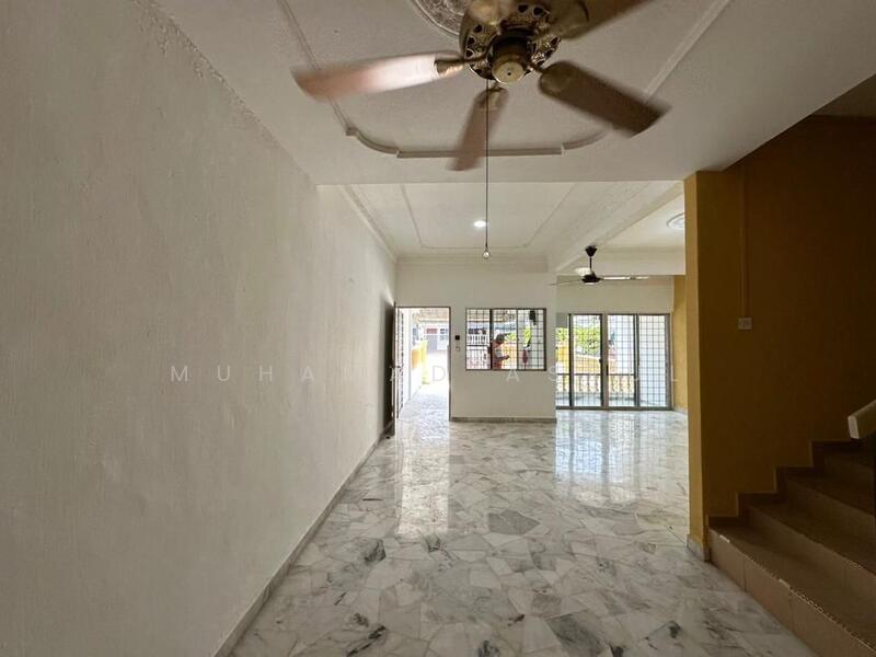 Taman Kluang Barat untuk Untuk Dijual - RM 338,000, Feb 2026 - Living Room - PropertyGuru.com.my