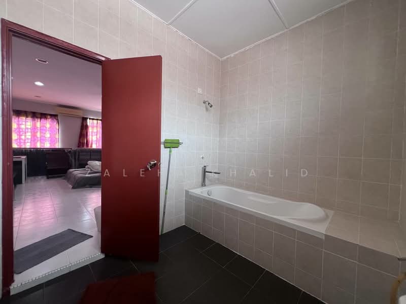 Rumah Teres 2.5 Tingkat untuk Dijual di Shah Alam (Selangor) - Zaleha Khalid - Bathroom - PropertyGuru.com.my