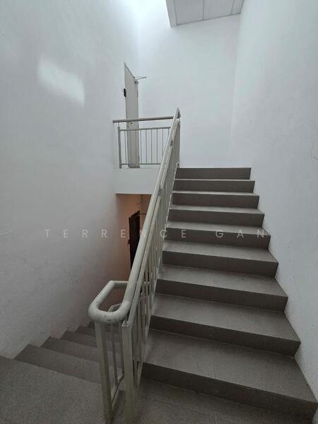 STAIRCASE AREA EQUIPPED WITH FLOOR TILES
