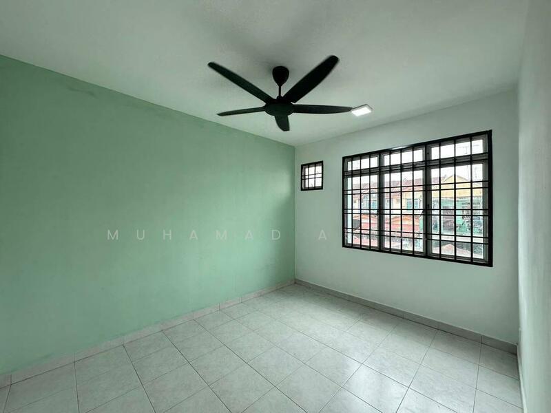 2-storey Terraced House for Sale in Taman Bestari Indah (Ulu Tiram) - Muhamad Asrul - master bedrooms - PropertyGuru.com.my