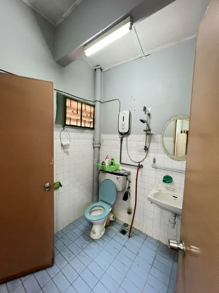 Taman Daya untuk Untuk Disewa - RM 2,200 /bulan, Mac 2026 - Bathroom - PropertyGuru.com.my