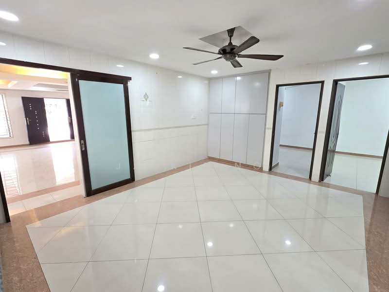 Seksyen 25 untuk Untuk Dijual - RM 888,000, Mac 2026 - Dry Kitchen - PropertyGuru.com.my