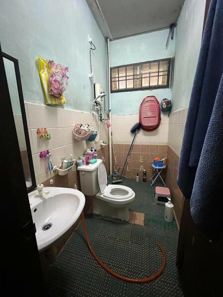 Semi-Detached House for Sale in Bandar Damansara Kuantan (Sungai Karang) - Azalee Abdullah - Bathroom - PropertyGuru.com.my