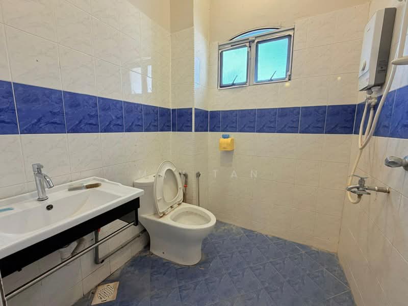 Semi-Detached House for Sale in Taman Delima (Kluang) - May Tan - Bathroom - PropertyGuru.com.my