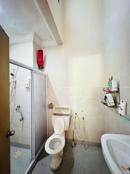 2-storey Terraced House for Sale in Puchong (Selangor) - Masnizah Arifin - Bathroom - PropertyGuru.com.my