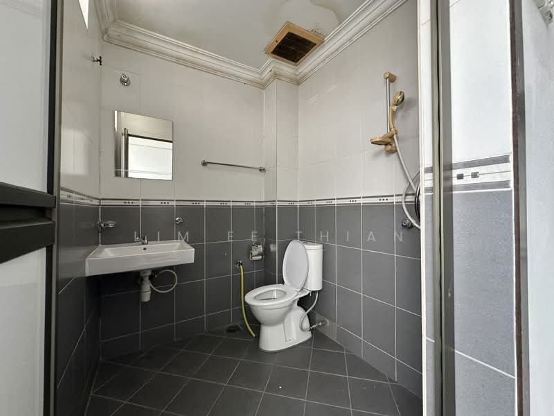 Shop / Office for Rent in Kuchai Lama (Kuala Lumpur) - Lim Ee Thian - Bathroom - PropertyGuru.com.my