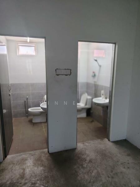 Batu Maung 2 Storey Shoplot Main Road untuk Untuk Disewa - RM 12,000 /bulan, Feb 2026 - Bathroom - PropertyGuru.com.my
