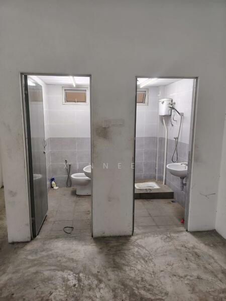 Batu Maung 2 Storey Shoplot Main Road untuk Untuk Disewa - RM 12,000 /bulan, Feb 2026 - Bathroom - PropertyGuru.com.my