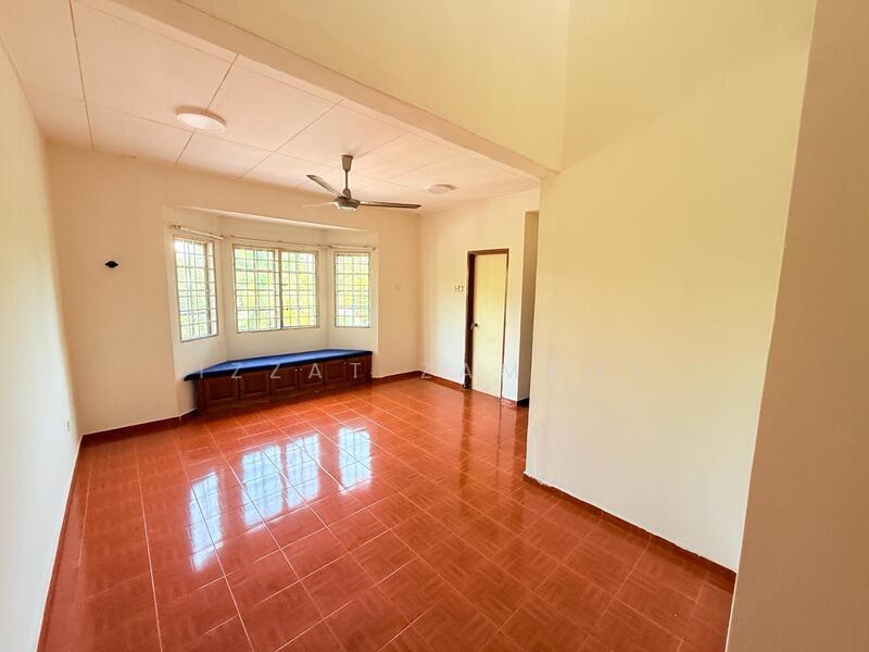 2-storey Terraced House for Sale in Seksyen 13 (Shah Alam) - Izzat Zamros - Living Room - PropertyGuru.com.my