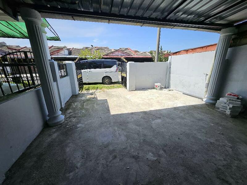 1-storey Terraced House for Sale in Bukit Sentosa (Rawang) - Evelyn Khoo - Car Porch - PropertyGuru.com.my