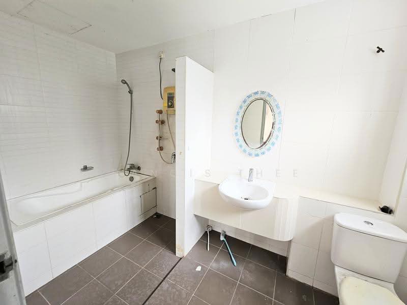 Semi-Detached House for Sale in Saujana Villa (Kajang) - Francis Thee - Bathroom - PropertyGuru.com.my