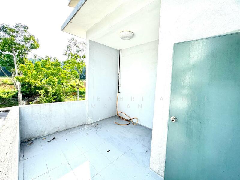 Cluster House for Sale in Bandar Saujana Putra (Tanjong Duabelas) - Saiful Bahri Abdul Manan - Balcony - PropertyGuru.com.my