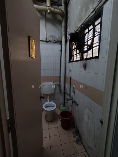 Kedai / Pejabat untuk Dijual di Bandar Kinrara Seksyen 3 (Bandar Kinrara) - Rain Tan - Bathroom - PropertyGuru.com.my