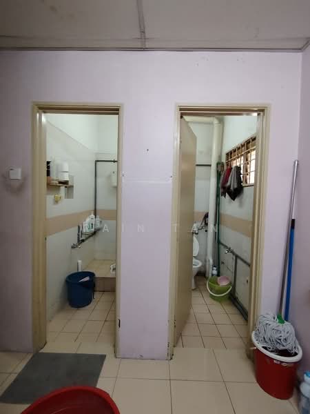Kedai / Pejabat untuk Dijual di Bandar Kinrara Seksyen 3 (Bandar Kinrara) - Rain Tan - Bathroom - PropertyGuru.com.my