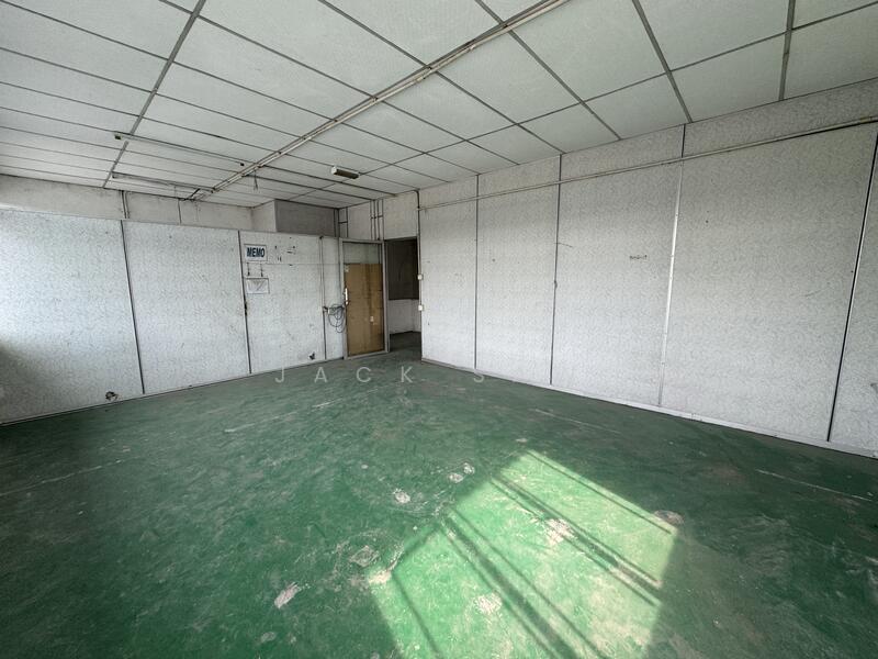 Semi-D Factory for Rent in Kawasan Perindustrian Valdor (Sungai Bakap) - Jack Saw - Interior - PropertyGuru.com.my