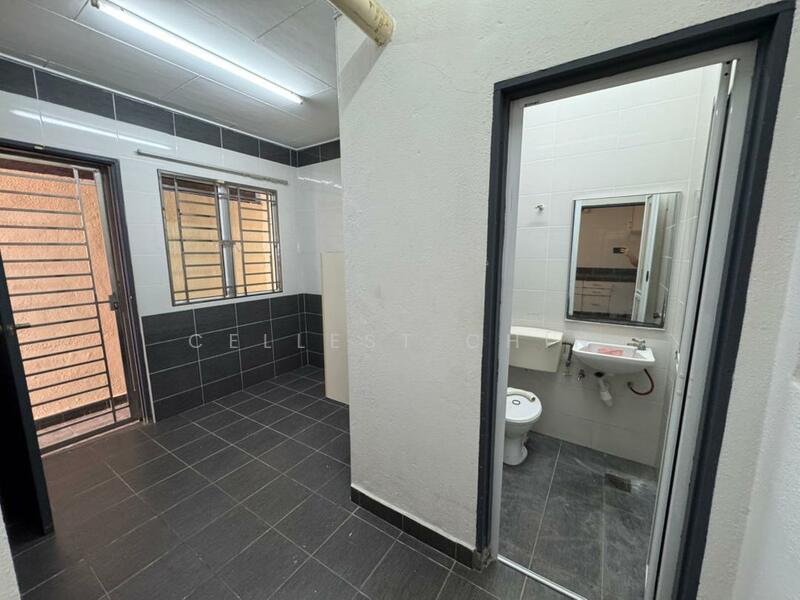 Semi-Detached House for Sale in Taman Bukit Serdang (Seri Kembangan) - Cellest Chin - Bathroom - PropertyGuru.com.my