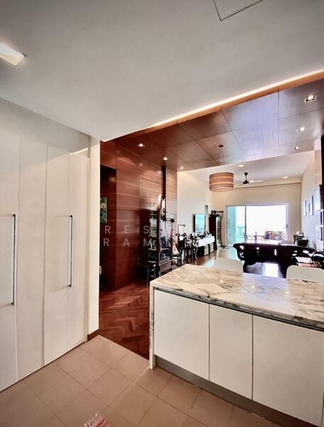 Straits Quay (The Suites at Waterside) untuk Untuk Dijual - RM 1,800,000, Mac 2026 - Living Room - PropertyGuru.com.my