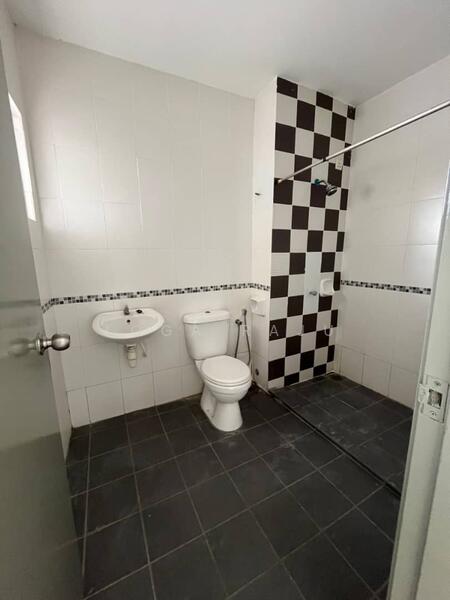 Terraced House for Sale in Shah Alam (Selangor) - Loga Raju - Bathroom - PropertyGuru.com.my