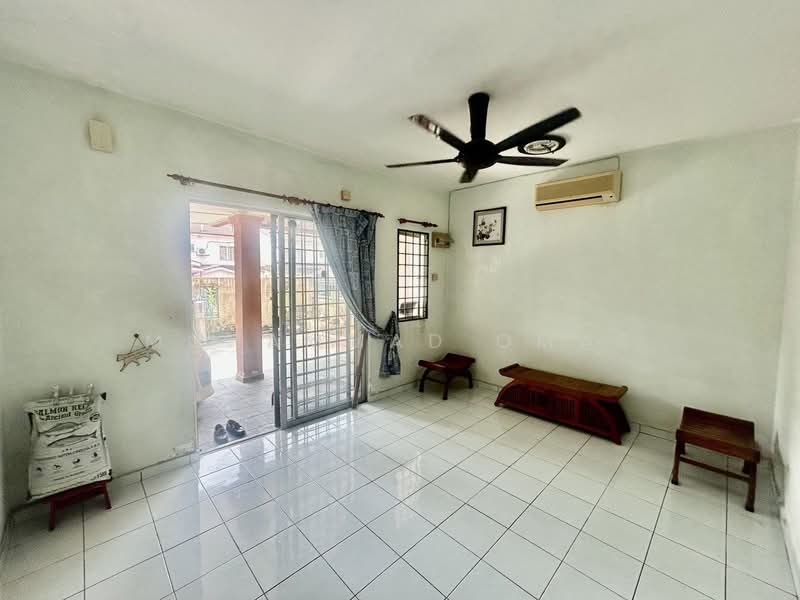 Townhouse for Sale in Taman Impian Indah (Sungai Buloh) - Mohammad Omar - Living Room - PropertyGuru.com.my