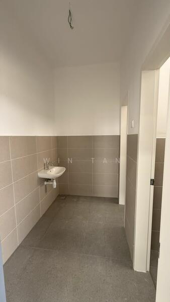 Factory for Rent in Taman Perniagaan Setia (Johor Bahru) - Win Tan - Bathroom - PropertyGuru.com.my