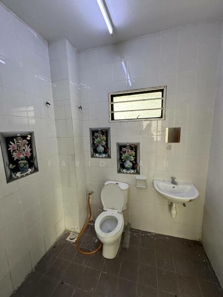 2-storey Terraced House for Sale in Saujana Utama (Selangor) - Farid Zain - Bathroom - PropertyGuru.com.my