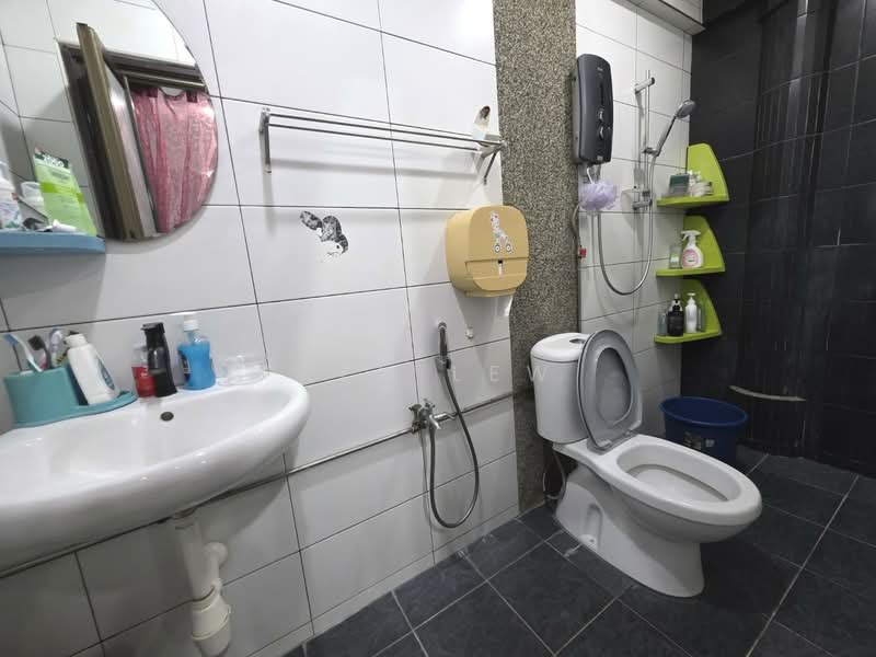 Rumah Teres 3 Tingkat untuk Dijual di Happy Garden (Kuchai Lama) - Ken Lew - Bathroom - PropertyGuru.com.my