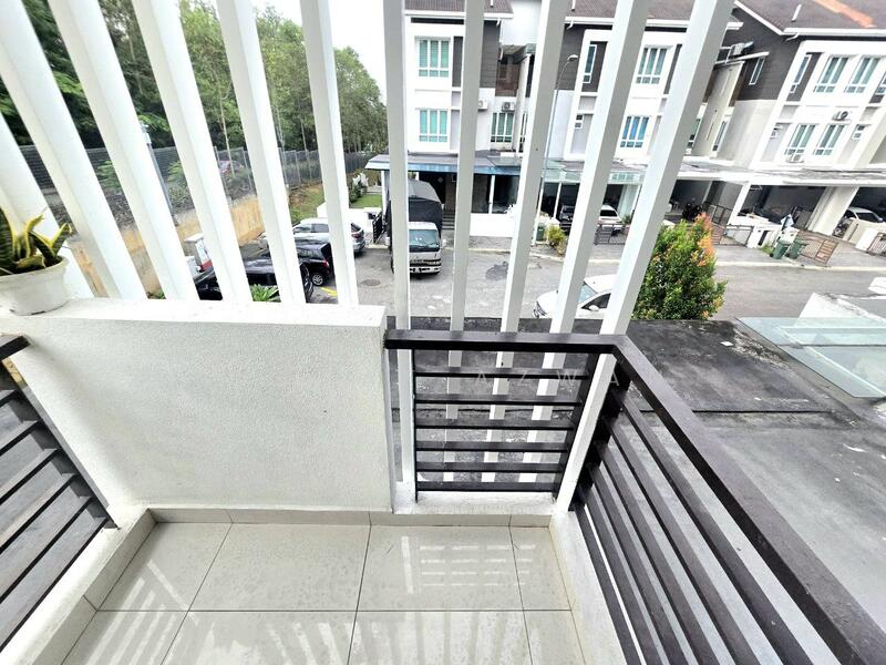 3-storey Terraced House for Sale in Bandar Rinching (Semenyih) - Ashraf Azwan - Balcony - PropertyGuru.com.my