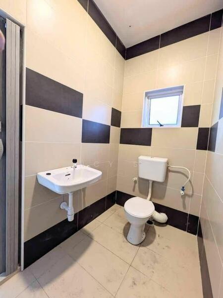 Taman Sri Kulai Baru untuk Untuk Dijual - RM 488,000, Feb 2026 - Bathroom - PropertyGuru.com.my
