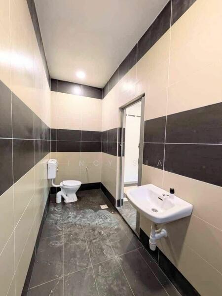 Taman Sri Kulai Baru untuk Untuk Dijual - RM 488,000, Feb 2026 - Bathroom - PropertyGuru.com.my