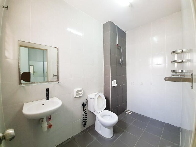 Semi-Detached House for Sale in Bandar Saujana Putra (Tanjong Duabelas) - Arief Iskandar - Bathroom - PropertyGuru.com.my