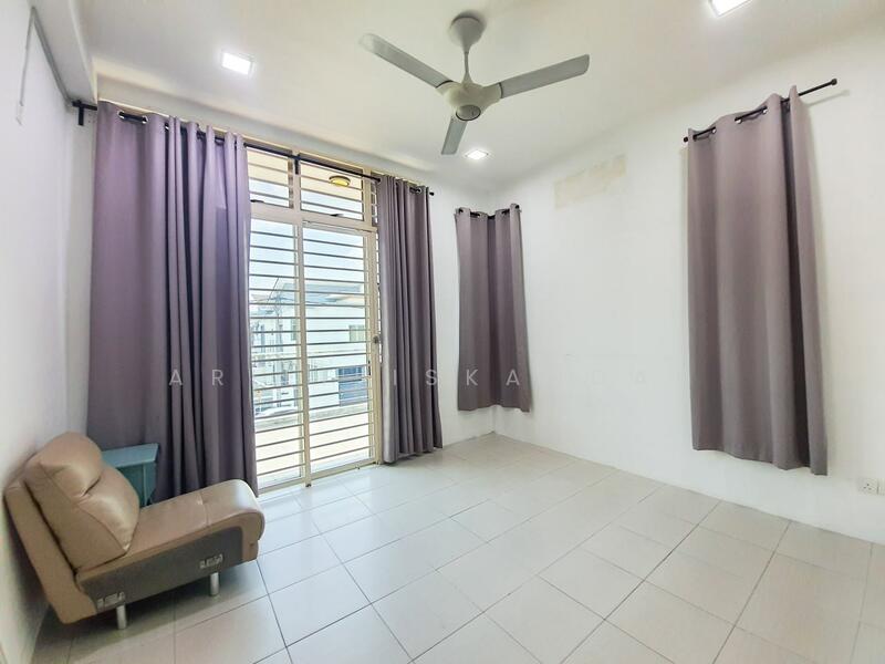 Semi-Detached House for Sale in Bandar Saujana Putra (Tanjong Duabelas) - Arief Iskandar - Living Room - PropertyGuru.com.my