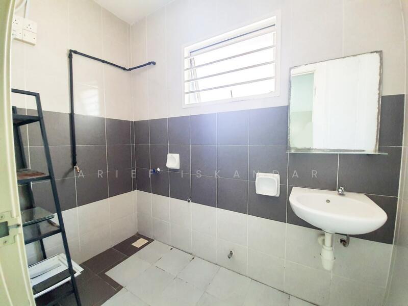 Semi-Detached House for Sale in Bandar Saujana Putra (Tanjong Duabelas) - Arief Iskandar - Bathroom - PropertyGuru.com.my