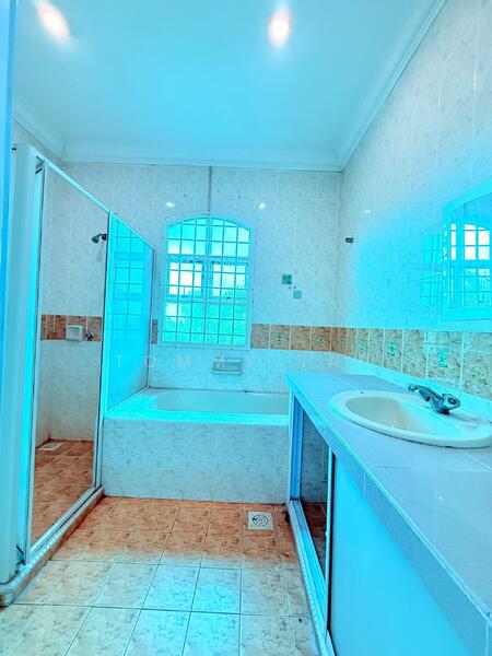 Semi-Detached House for Sale in Taman Pelangi Indah (Ulu Tiram) - Tommy Tai - Bathroom - PropertyGuru.com.my