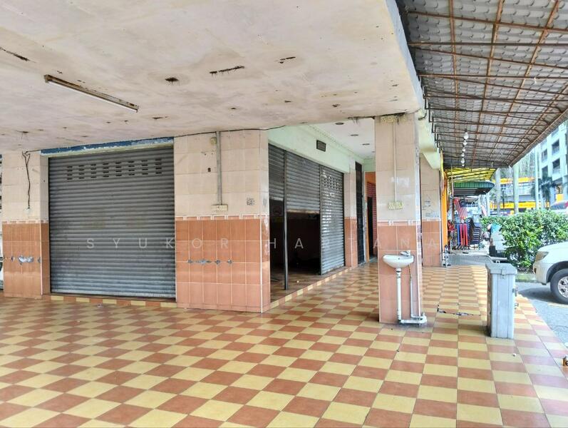 Ground floor shoplot 3 storey at Bandar Rawang untuk Untuk Disewa - RM 5,500 /bulan, Feb 2026 - Exterior - PropertyGuru.com.my