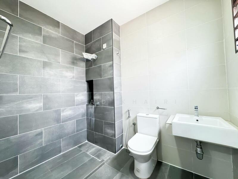Semi-Detached House for Rent in Seksyen 35 (Shah Alam) - Ahmad Khairi - Bathroom - PropertyGuru.com.my