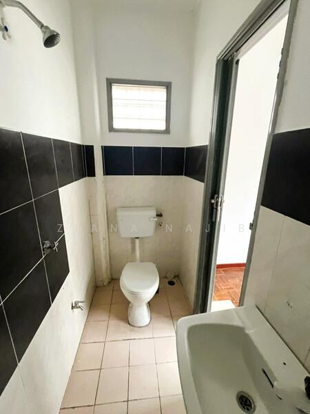 END LOT Saujana Utama, Sungai Buloh untuk Untuk Dijual - RM 495,000, Feb 2026 - Bathroom Saujana Utama 1 - PropertyGuru.com.my