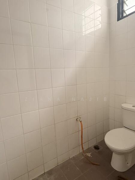 Shop / Office for Rent in Alam Suria (Puncak Alam) - Ziana Najib - Bathroom Dataran Suria - PropertyGuru.com.my