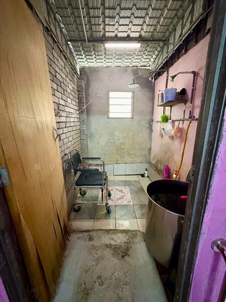 1-storey Terraced House for Sale in Bandar Tasik Kesuma (Beranang) - Nurashekin . - Bathroom - PropertyGuru.com.my