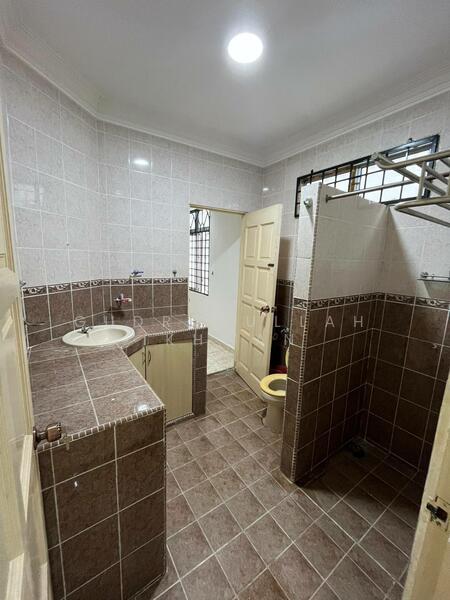Bungalow for Sale in Desa Pinggiran Putra (Dengkil) - Gudrotullah Ikhwan - Bathroom - PropertyGuru.com.my